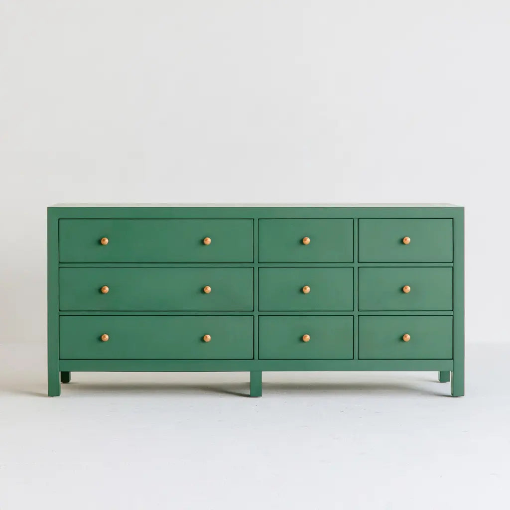 Commode verte à neuf tiroirs et boutons dorés
