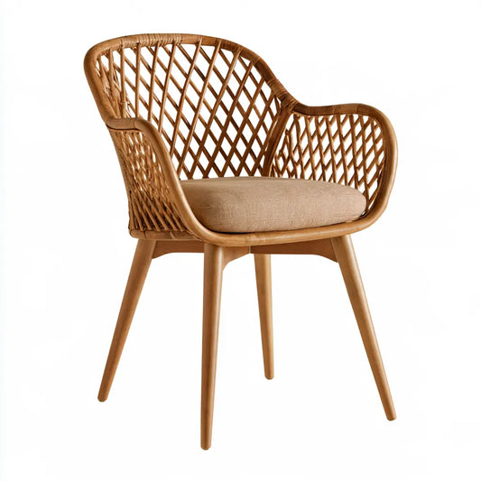 Chaise marron à assise beige et dossier haut en treillis