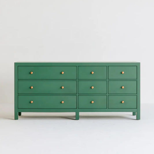 Commode verte à neuf tiroirs et boutons dorés