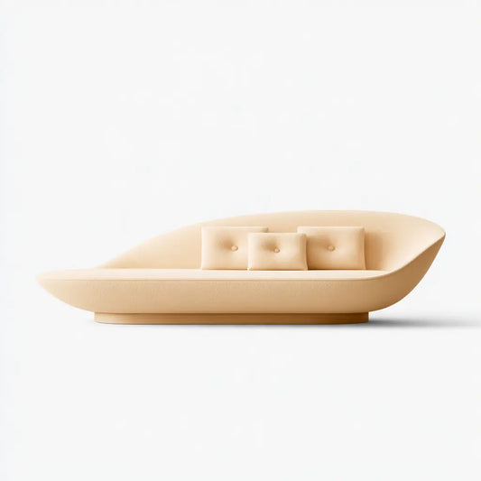 Canapé beige clair à silhouette allongée et dossier enveloppant