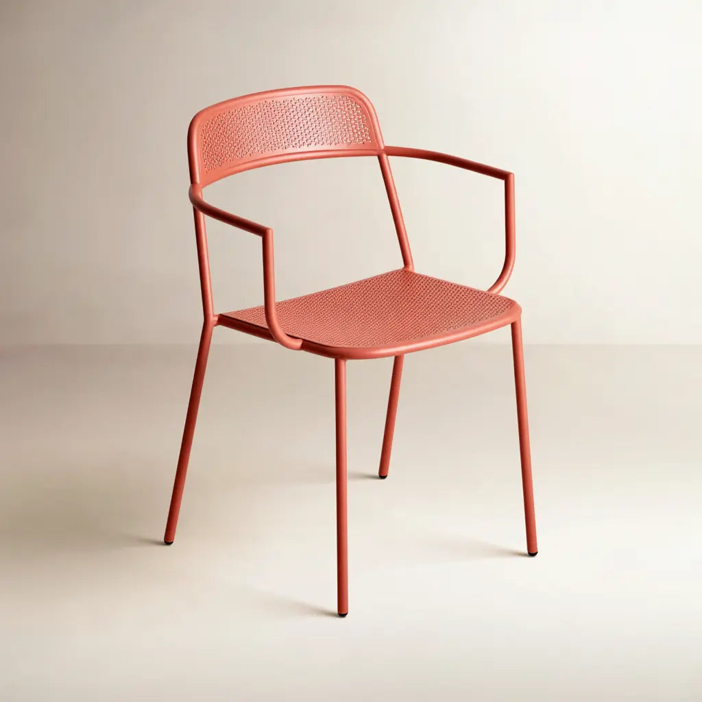 Chaise rouge corail à accoudoirs fins et dossier perforé